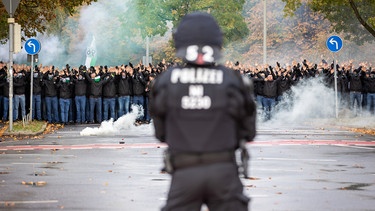 Streit um Polizeikosten im Fußball:  Symbolbild dazu aus dem Archiv - 05.11.2023, Niedersachsen, Hannover: Fußball: 2. Bundesliga, Hannover 96 - Eintracht Braunschweig, 12. Spieltag. Fanmarsch von Fans von Hannover 96 zum Stadion. Die Polizei begleitet das als Hochrisikospiel eingestufte Derby mit einem Großaufgebot.
| Bild: Moritz Frankenberg/dpa