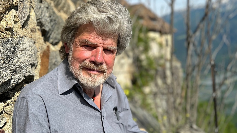 Der Bergsteiger Reinhold Messner sitzt auf einer Bank.  | Bild: dpa-Bildfunk/Christoph Sator