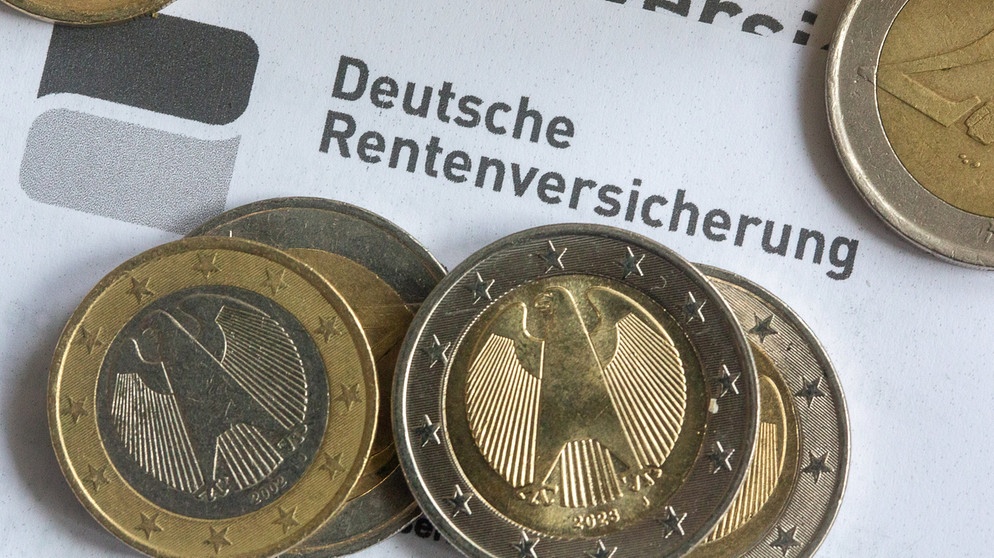 Geld liegt auf einem Schreiben der Deutschen Rentenversicherung. | Bild: dpa-Bildfunk/Fernando Gutierrez-Juarez