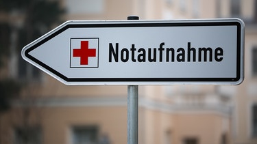 ARCHIV - 04.03.2024, Sachsen, Lindenthal: Ein Schild weist den Weg zur Notaufnahme. (zu dpa: «Cyber-Angriffe: EU sieht unsere Gesundheitsdaten in Gefahr») Foto: Jan Woitas/dpa +++ dpa-Bildfunk +++ | Bild: dpa-Bildfunk/Jan Woitas