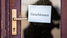 "Geschlossen" - ein Schild an einer Tür | Bild: picture-alliance/dpa