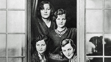 Photographic portrait of four of the six Mitford sisters, daughters of Lord &amp; Lady Redesdale, taken at the family seat at Swinbrook, Burford, Oxon. Nancy Mitford, the famous writer is seated left, Jessica Mitford stands in the middle. Unity, renowned Nazi sympathiser is standing left, while Diana, wife of Bryan Guinness and then Oswald Mosley, is seated right. Date: 6th January 1932 (Mary Evans Picture Library). | Bild: picture-alliance / (c) Illustrated London News Ltd/ | -