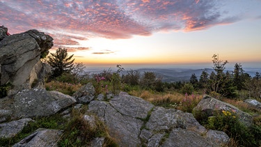 Ein Abendrot zeigt sich über der Landschaft am Großen Feldberg. | Bild: picture alliance / Jan Eifert | Jan Eifert