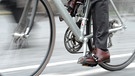 Ein Fahrradfahrer in München | Bild: picture-alliance/dpa