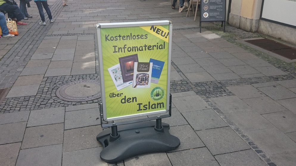 Ein Infostand der Salafisten in Regensburg | Bild: BR / Joseph Röhmel