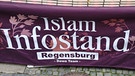 Ein Infostand der Salafisten in Regensburg | Bild: BR / Joseph Röhmel