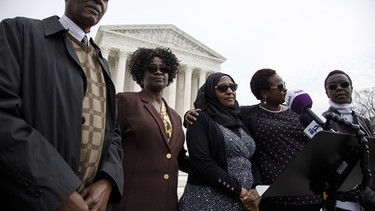 Die Familie und Opfer der Bombenanschläge auf die US-Botschaften in Kenia und Tansania 1998 stehen am 24. Februar vor dem Gebäude des Supreme Cours in Washington. | Bild: picture alliance / AP Photo / Jacquelyn Martin