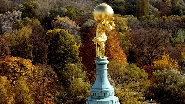 Golden glänzt der Atlas mit der Erdkugel auf dem Alten Rathaus in Potsdam (Brandenburg) in der tiefstehenden Herbstsonne vor der Baumkulisse an der Alten Fahrt | Bild: picture-alliance/dpa