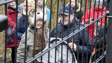 Bewohner der Grenzregion protesieren mit einem Marsch an der deutsch-dänischen Grenze bei Harrislee gegen den von Dänemark errichteten Grenzzaun | Bild: picture-alliance/dpa