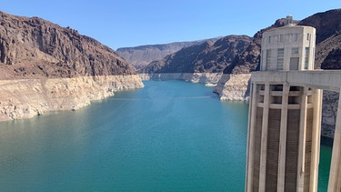 Der Wasserstand im größten Wasserreservoir am Colorado Fluss ist so niedrig, wie noch nie.  | Bild: BR/Claudia Sarre