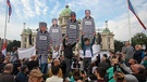 Serbien, Belgrad im Juni 2023: Menschen halten Plakate, auf denen der serbische Präsident Aleksandar Vucic (r), Innenminister Bratislav Gasic (2.v.r), der Bürgermeister von Belgrad Aleksandar Sapic (2.v.l) und der Direktor des Geheimdienstes Aleksandar Vulin in Gefängnisuniformen abgebildet sind, während einer Demonstration in Belgrad. Zehntausende von Regierungsgegnern haben in Belgrad und anderen serbischen Städten demonstriert. | Bild: dpa-Bildfunk/Milos Miskov