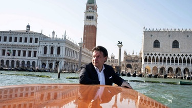 Italiens Premier Giuseppe Conte besucht Mose, das Hochwasserschutzsystem von Venedig | Bild: picture alliance/Attili/Ho Chigi Press Office/Eid/MAXPPP/dpa