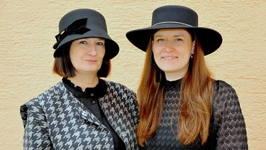 Regina Knittlbeger und Renate Wortmann stehen nebeneinander und tragen beide einen Hut. | Bild: privat