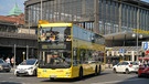 Bus 100, Bahnhof Zoo, Hardenbergplatz, Charlottenburg, Berlin | Bild: picture alliance / Bildagentur-online/Schoening | Bildagentur-online/Schoening