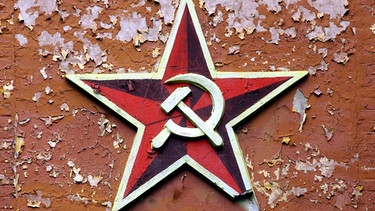 Ein Sowjetstern mit Hammer und Sichel. | Bild: picture-alliance / dpa | Patrick Pleul