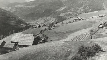 Kärntner Landschaft mit bäuerlicher Holzarchitektur. Um 1935. Photographie. | Bild: picture alliance / brandstaetter images/Austrian Archives