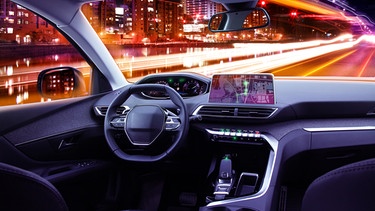 Man sieht das Innere eines autonom fahrenden Fahrzeugs bei Nacht. | Bild: colourbox.com