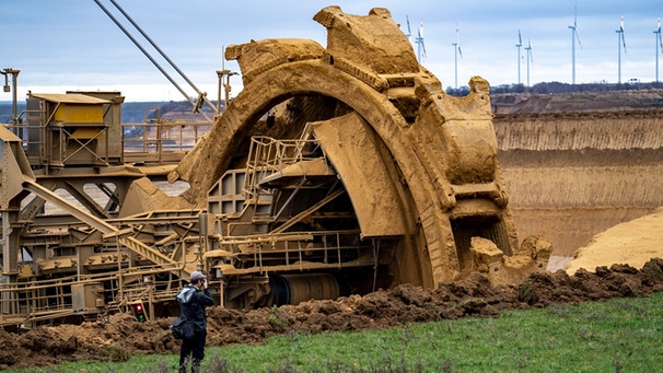 Der Rest des Weilers Lützerath wird abgebaggert. Aufnahmedatum: 04.01.2023 | Bild: picture-alliance/dpa