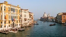 Blick auf den Canal Grande in Venedig | Bild: picture-alliance/dpa