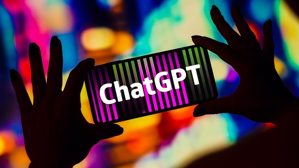 January 30, 2023, Brazil: In this photo illustration, the ChatGPT (OpenAI) logo is displayed on a smartphone screen | Bild: picture alliance / ZUMAPRESS.com | Rafael Henrique