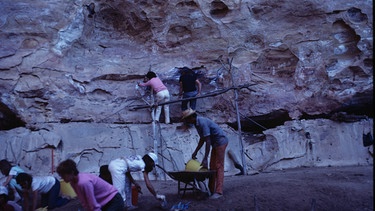 Archäologen begutachten Höhlengemälde der ersten Menschen in Amerika | Bild: Ulrike Prinz