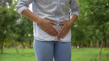 Eine Frau hält liebevoll die Hände auf ihren Unterleib | Bild: colourbox.com