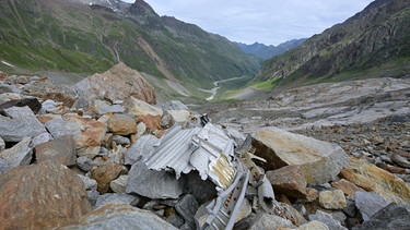 Gefundene Trümmertreile eines 1944 abgestürzten Flugzeugs an der Fundstelle | Bild: picture alliance  ROLAND SCHLAGER  APA  picturedesk.com  ROLAND SCHLAGER