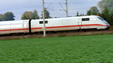 Ein ICE fährt auf einer Bahnstrecke | Bild: picture-alliance  dpa  Jens Büttner