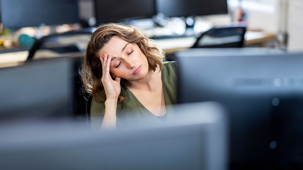 Symbolbild: Müde und erschöpft im Büro | Bild: picture-alliance/dpa