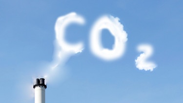 Eine Rauchwolke in Form der Buchstaben CO2 vor blauem Himmel | Bild: COLOURBOX