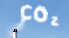 Eine Rauchwolke in Form der Buchstaben CO2 vor blauem Himmel | Bild: COLOURBOX