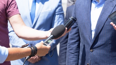 Ein Mann wird von mehreren Journalisten interviewt | Bild: colourbox.com