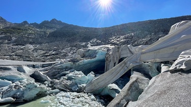 Ein kleiner Teil des Rhonegletschers in den Schweizer Alpen wurde mit Planen abgedeckt, um das Abschmelzen des Eises durch die Sonneneinstrahlung zu verringern. | Bild: ARD/Kathrin Hondl