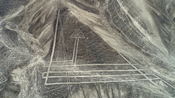 Luftaufnahme von geometrischen Figuren. Die neu entdeckten Geoglyphen befinden sich in der peruanischen Provinz Palpa, die an Nazca grenzt. | Bild: picture-alliance/dpa