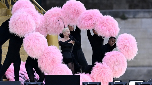 26.07.2024, Frankreich, Paris: Olympia, Paris 2024, Eröffnungsfeier der Olympischen Sommerspiele, Sängerin Lady Gaga tritt vor der Eröffnungsfeier auf. | Bild: Sina Schuldt/dpa +++ dpa-Bildfunk ++