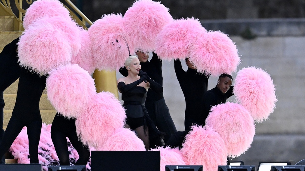 26.07.2024, Frankreich, Paris: Olympia, Paris 2024, Eröffnungsfeier der Olympischen Sommerspiele, Sängerin Lady Gaga tritt vor der Eröffnungsfeier auf. | Bild: Sina Schuldt/dpa +++ dpa-Bildfunk ++