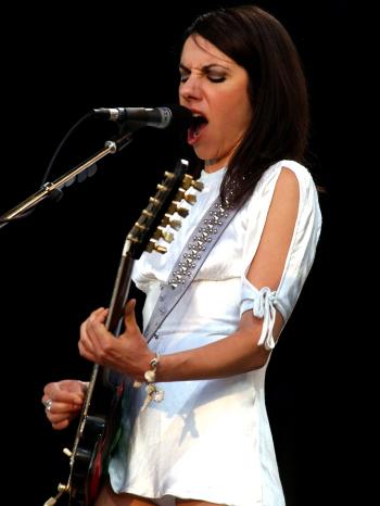 PJ Harvey beim Terremoto-Festival in Weeze 2003 | Bild: picture-alliance/dpa