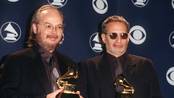 Donald Fagen (rechts) und Walter Becker sind Steely Dan - hier mit ihrem Grammy für "Best Pop Vocal Album" "Two Against Nature" 2001 | Bild: picture-alliance/dpa