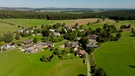 Kleinwendern, ein Ortsteil von Bad Alexandersbad, liegt in einer Senke mitten in Fichtelgebirge | Bild: BR / Rika Momeni