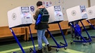 NEW YORK, UNITED STATES - APRIL 2: A view of the polling station as voters cast their ballots in Queens, New York City, United States on April 2, 2024. Voters in New York, Connecticut, Rhode Island and Wisconsin cast vote in 2024 presidential primaries on Tuesday. Selvßuk Acar / Anadolu | Bild: picture alliance / Anadolu | Selvßuk Acar
