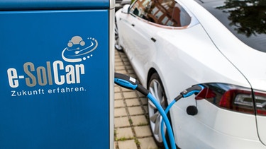 Elektoauto beim Laden | Bild: picture-alliance/dpa