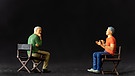 Miniaturfiguren stellen eine Therapiesitzung dar | Bild: picture alliance / Zoonar | Sirichai Puangsuwan