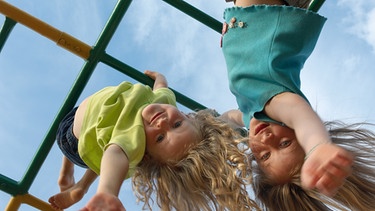Kinder hängen kopfüber vom Klettergerüst | Bild: colourbox.com