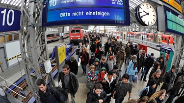 Pendler auf überfülltem Bahnsteig | Bild: picture-alliance/dpa