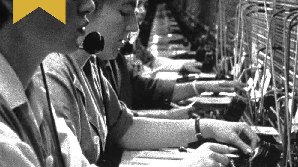 Frauen bei der Arbeit an Kabelsteckplätzen für Telefonverbindungen | Bild: BR Archiv