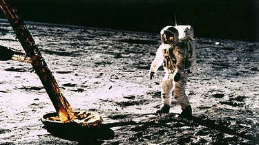 Der amerikanische Astronaut Edwin Aldrin bei seinem ersten Spaziergang auf den Mond dicht neben einem Fuß der Landefähre am 20.07.1969. Besonders deutlich sind die Fußspuren im Mondstaub zu erkennen. Neil Armstrong (der fotografierte) und Edwin Aldrin landeten am 20.7.1969 als erste Menschen auf dem Mond. Foto: dpa +++(c) dpa - Report+++ | Bild: picture-alliance/ dpa | -