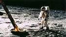 Der amerikanische Astronaut Edwin Aldrin bei seinem ersten Spaziergang auf den Mond dicht neben einem Fuß der Landefähre am 20.07.1969. Besonders deutlich sind die Fußspuren im Mondstaub zu erkennen. Neil Armstrong (der fotografierte) und Edwin Aldrin landeten am 20.7.1969 als erste Menschen auf dem Mond. Foto: dpa +++(c) dpa - Report+++ | Bild: picture-alliance/ dpa | -