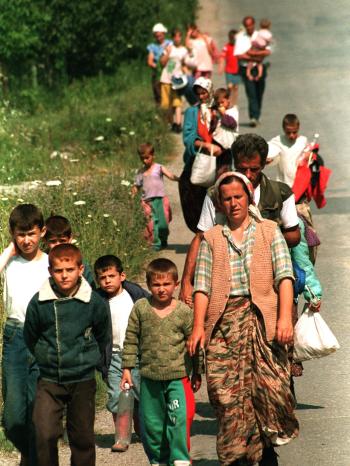 Flüchtlinge, die während des Bosnienkrieges aus Srebrenica nach Tuzla fliehen (1995) | Bild: picture-alliance/dpa