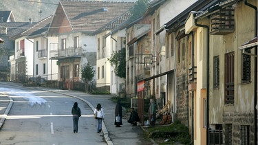 Straßenszene in der Stadt Srebrenica, elf Jahre nach dem Massaker von 1995 | Bild: picture-alliance/dpa