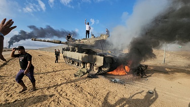 Ein zerstörter israelischer Panzer am 7. Oktober an der Grenze zum Gazastreifen. | Bild: picture alliance / ASSOCIATED PRESS | Uncredited